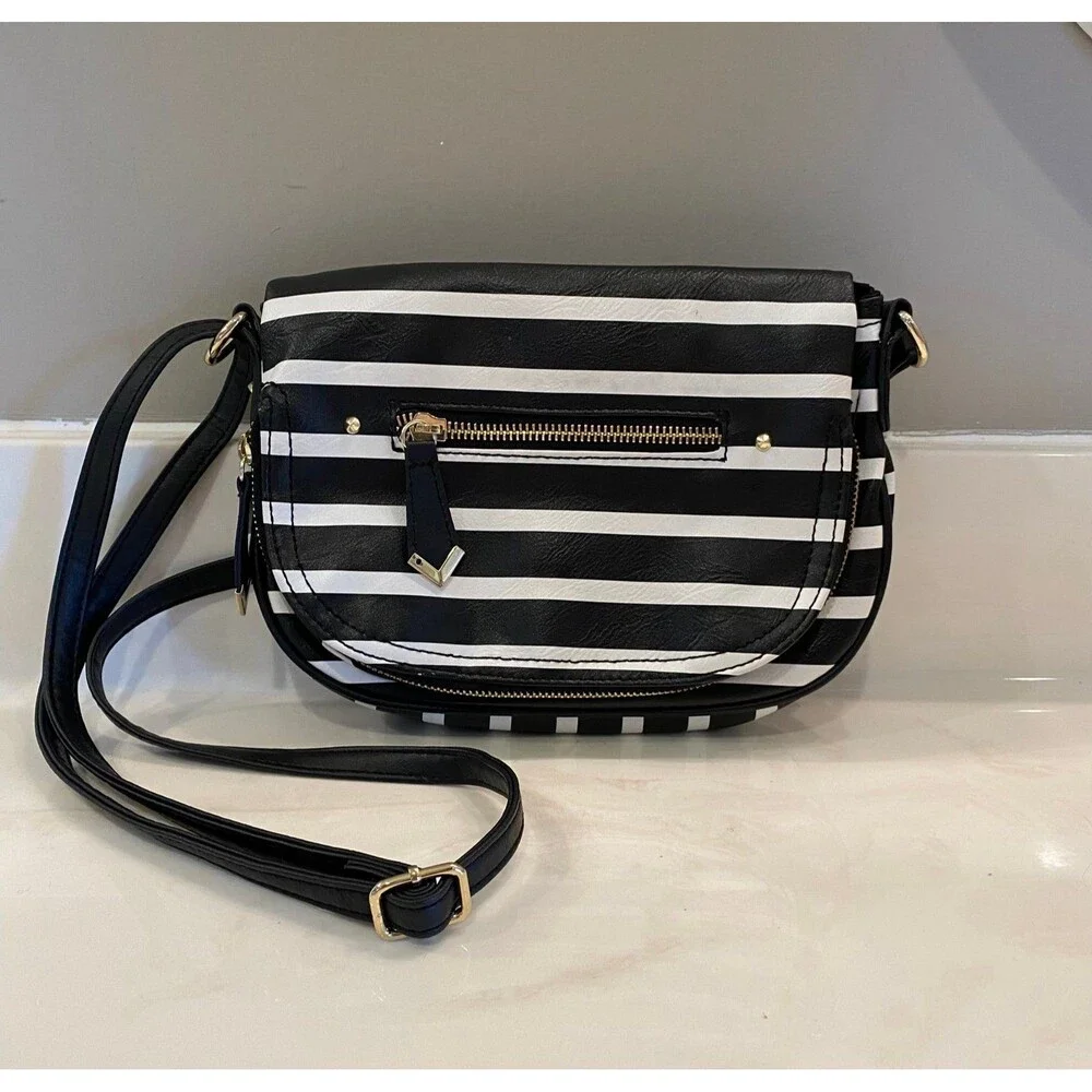 Apt 9 NWOT Crossbody Black & White‎ Striped Purse w/many compartments Travel Bag